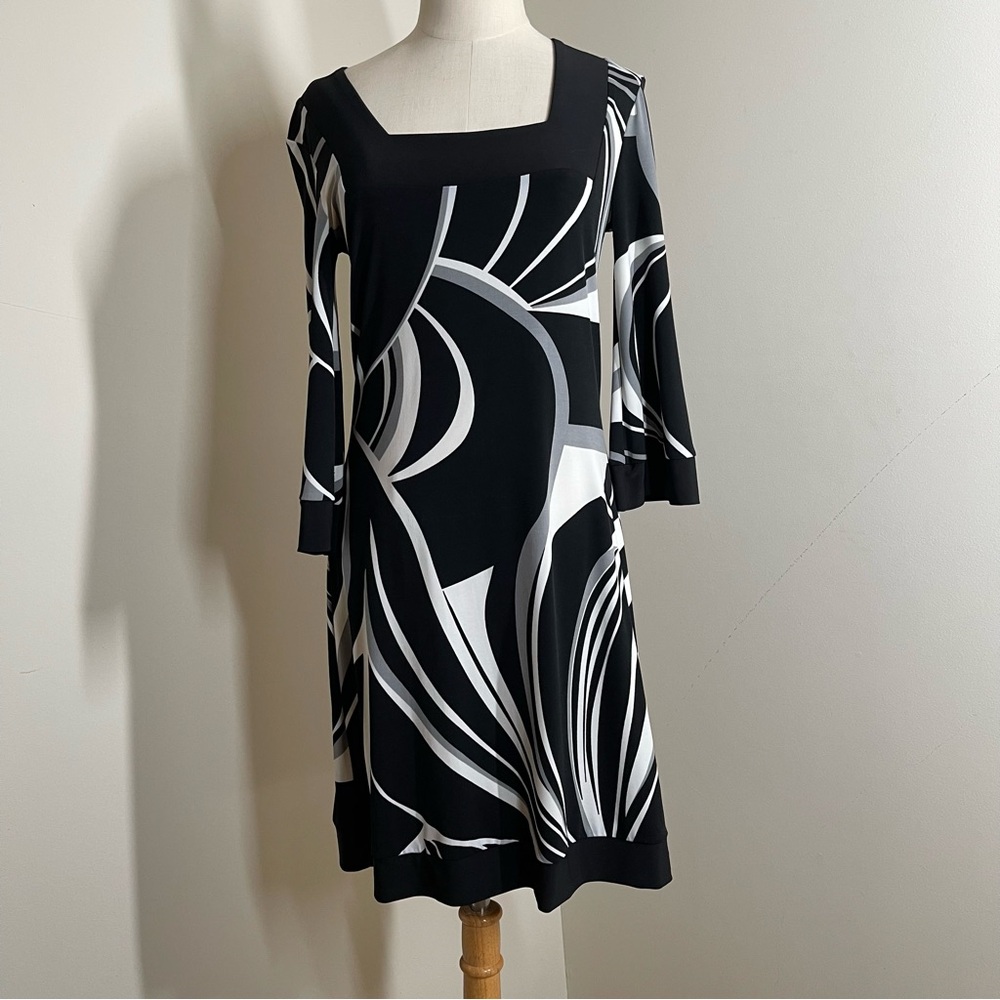 White House Black Market -SZ XS -Geometric Black White Print Shift Dress